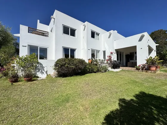 Interesante Y Amplia Casa Recién Remodelada En Marbella