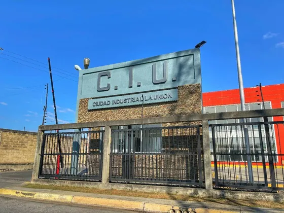 Amplio Local Ubicado En El Centro Industrial La Unión En Castillito, San Diego