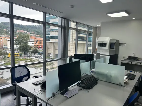 Oficina En Arriendo En Santa Barbara-usaquén. Cod A2304