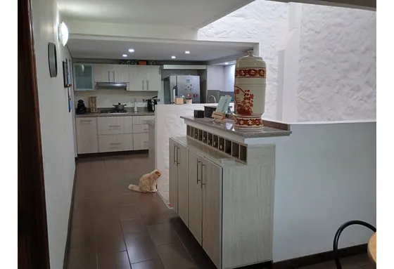 Casa De 3 Niveles Remodelada, Cerca De City Plaza 