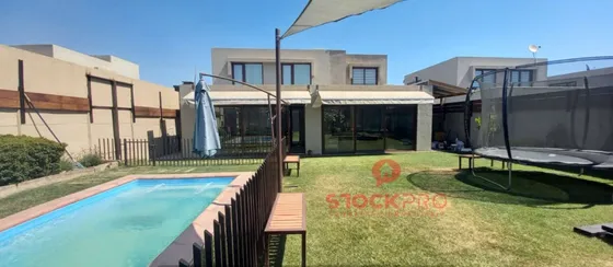 Como Nueva! Amplia Y Con Piscina, Chicureo Norte
