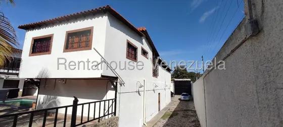Gisselle Lobo Tiene En Venta Hermosa Casa Con Fines Comerciales Ubicada En El Manzano Barquisimeto Con Amplios Espacios Posee Apartamentos Despacho Y Mas ... 2 5 1 8 9 3 2                             