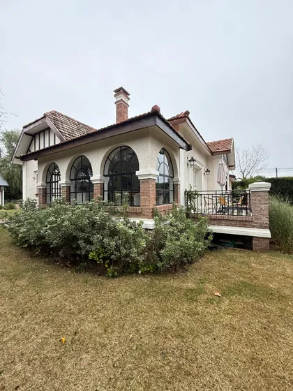 Venta Casa En La Cumbre De 3 Dormitorios.