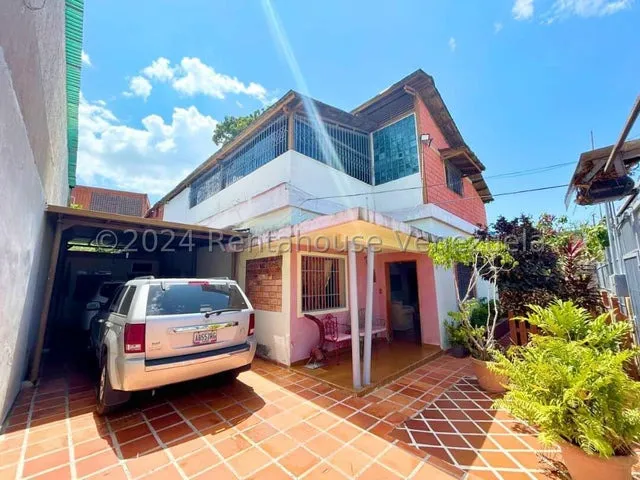 Daniela Linarez Vende Casas Amplia Ubicada Al Oeste De La Ciudad De Barquisimeto Cerca De Comercios Importantes Posee Tanque Subterraneo Cuenta Con 416m2 Para Uso Residencial O Comercial