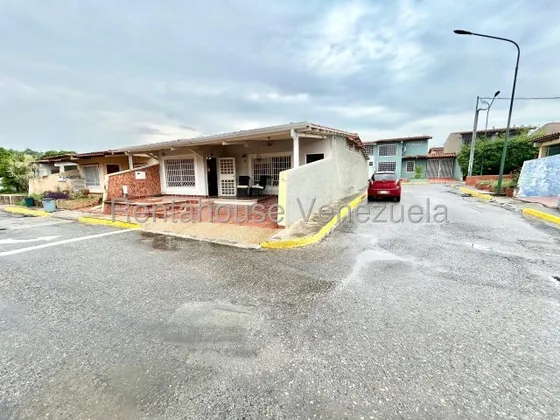 Francisco Rojas Norscia Rentahouse 2 5 - 2 1 2 8 5 Vende Bella Casa En Plaza Caribe El Ujano, Zona Este, Consta De 3 Habitaciones Y  2 Banos, Con 180mts2 Con Full Seguridad, Remodelado Ideal Para Ti!!