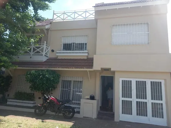 Casa En Venta - 4 Dormitorios 2 Baños - Cochera - 165mts2 - Morón