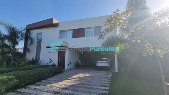 Casa En Venta En Barrio Los Naranjos, En Canning, Con 3 Dormitorios Y Habitación De Servicio