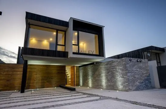 Casa En Venta De 5 Dorm. En Concón