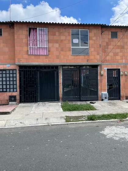 En Venta Casa Dos Pisos Independientes En Almendros De La Italia Etapa 1
