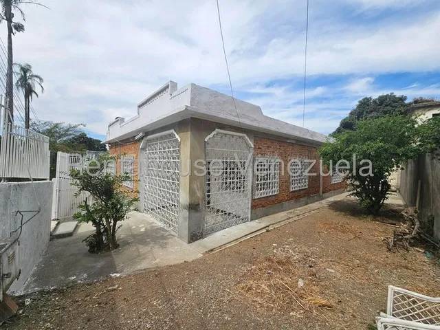 Casa Con Mucho Potencial Para Remodelar! 25-17467
