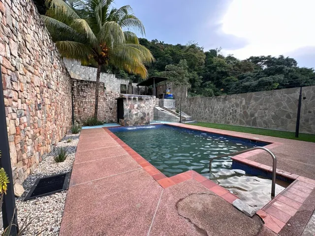 Annic Coronado Vende Casa En Trigal Norte Calle Cerrada, Planta Eléctrica, Parrillera Y Piscina Ref.257984