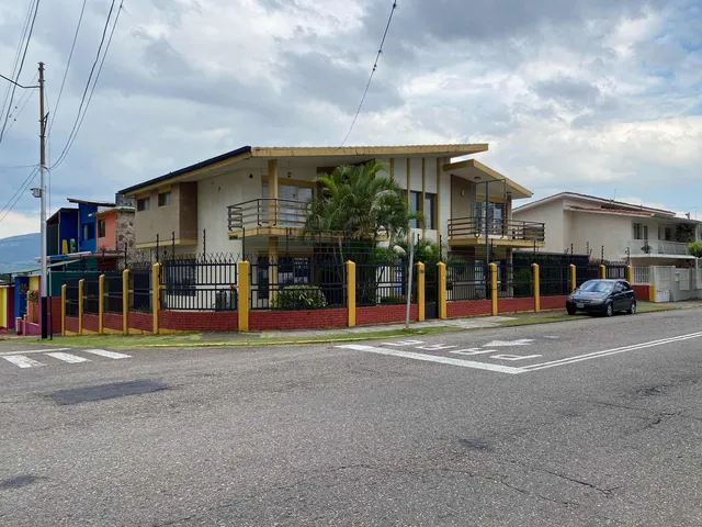 En Alquiler Casa Para Uso Comercial Urb Merida  Sr