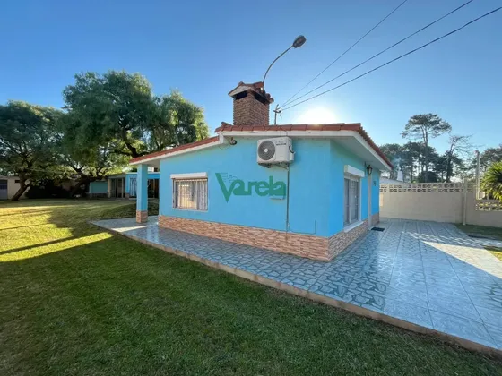 Casa De 3 Dormitorios En Parque Del Plata Sur