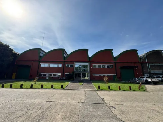 Nave Industrial 2200 M² Oficinas - Baños Y Vestuarios / Red Hidrante - Parque La Cantabrica