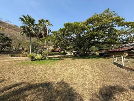 Caballeriza En Venta. Caballeriza De 17 Puestos Con Brete, Residencia Principal De Dos Plantas, Habitación Para Personal, Depósito. Mr