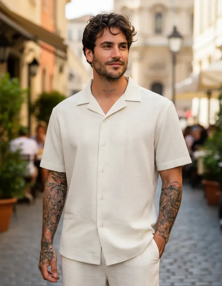 Camisa gola cubana off-white de manga curta