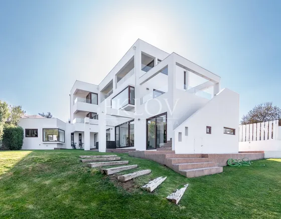 Casa 3 Pisos En San Carlos Apoquindo Con Piscina Y Vista