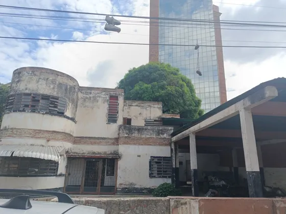 Casa Comercial O Residencial A Remodelar Ubicada En Av. Bolivar