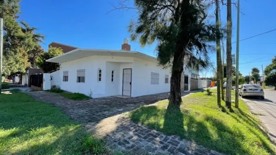 Casa Lomas De Zamora, Garage, Patio, Galpon, Losa, Esquina, Oportunidad