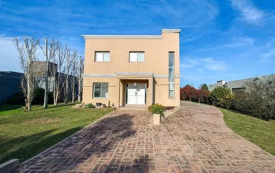 Venta - Casa - 3 Dormitorios Y Pileta - Patio Con Salida Al Lago - Solares De Carcarañá
