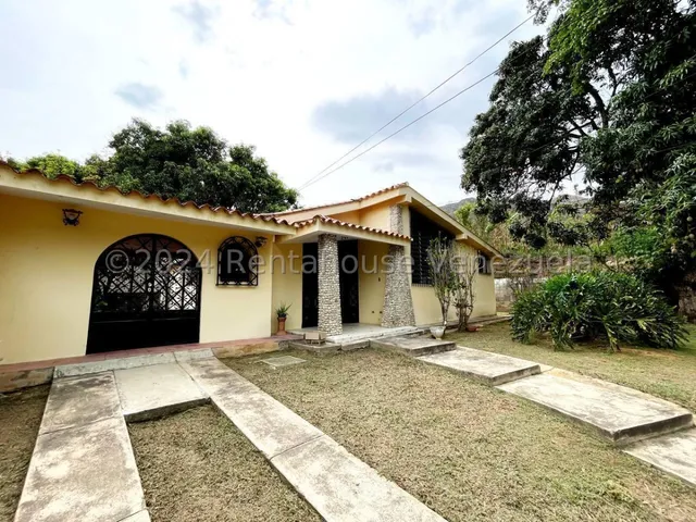 Casa En Venta Con Amplio Terreno De 1040 Metros Cuadrados Los Rauseos Maracay Excelente Ubicación Lista Para Firmar Nela 25-14367