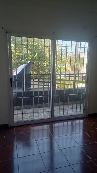Departamento 2 Ambientes, 1° Piso Al Frente Con Balcón.