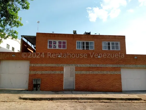  Casa Quinta,calle Cerrada De Dos Niveles De 395 Mts2 De Terreno Y 333 Mts2 De Construccion,6 Habitaciones, 4 Baños Doble Estacionamiento Para 6 Vehi­culos Terraza Descubierta, Area De Faena