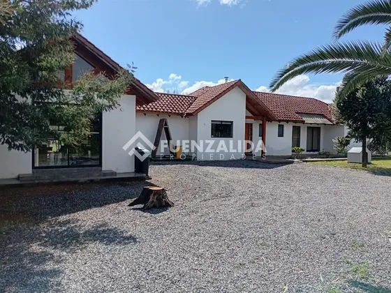 Casa En Venta De 3 Dorm. 3baños En Talagante Loreto