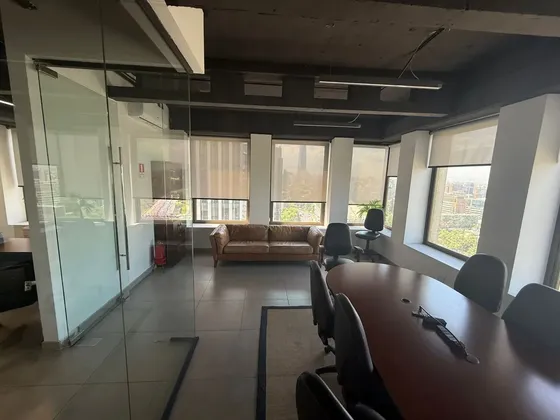 Oficina Habilitada Con Vistas Despejadas En Providencia