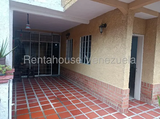 Luis Quiroz Vende Townhouse La Entrada Naguanagua En Esquina Conj Cerrado Con Vigilancia 24/7  Lq 25-10392