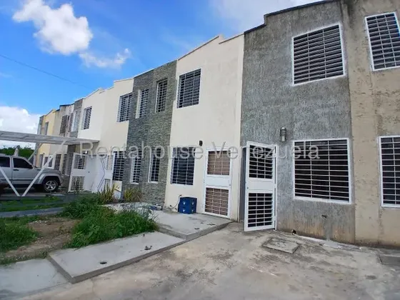 Edel Vargas Vende Bella Casa En Urbanismo Privado Y Nuevo Ubicado En Cabudare, Con Cocina Moderna, Vigilancia, Tanque Subterraneo / Renta House