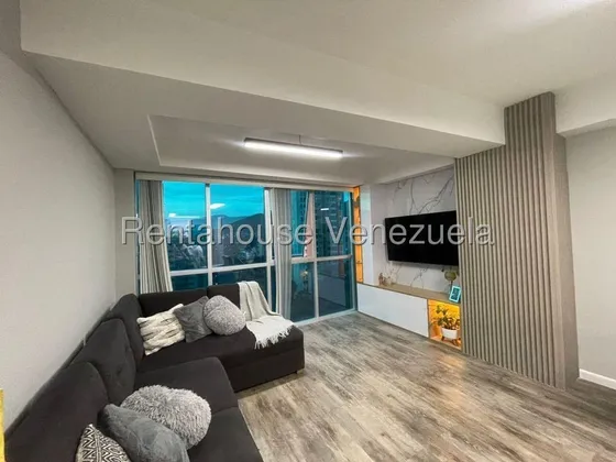 Apartamento Totalmente Moderno Cuenta Con 1 Habitación Con Posibilidades De Hacer Una Segunda Habitación. Cocina Con Tope De Granito Equipada. 2 Baños Modernos Con Piezas Castel Planta Eléctrica 100% 