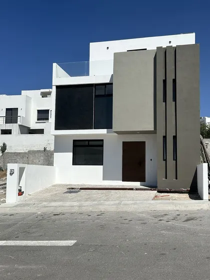 Casa En Venta De Tres Niveles En El Condado En Corregidora