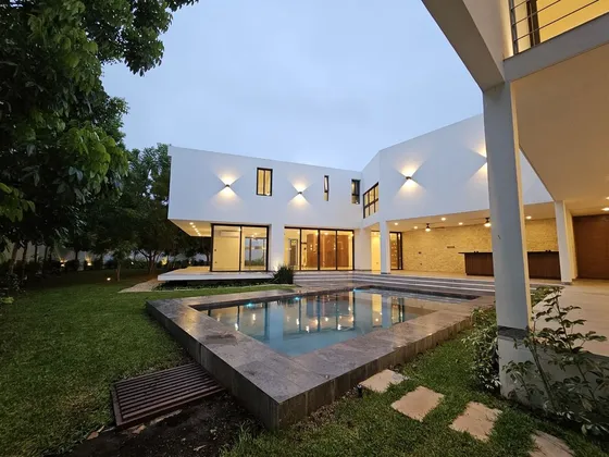 Residencia De Lujo En Venta Ubicada En La Privada Bosques De Altabrisa, Merida.