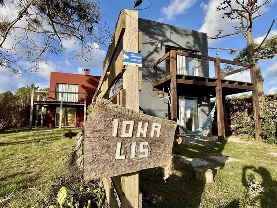 Iona Lis En Punta Del Diablo