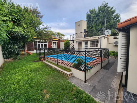 Venta Casa De 3 Ambientes Con Cochera Y Piscina En Quilmes