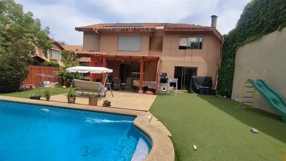 Casa En Venta De 5 Dorm. En La Reina