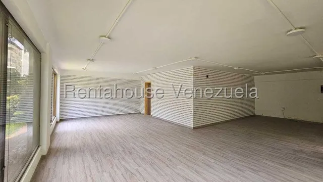 Local Comercial En Alquiler Prebo Valencia, A Pie De Calle, Entrada Independiente, 5 Puestos De Estacionamiento En Avenida Principal. Julio.