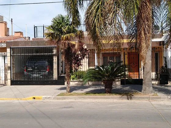 Casa 3 Dormitorios - Cochera -  B° Residencial América.
