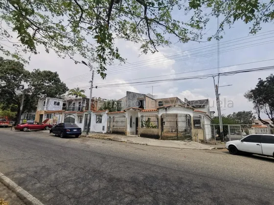 Casa En Venta La Esmerada San Diego Inm Ubicada En Av Principal, De Esquina, Con Gran Potencial Para Remodelar Y Construir El Comercio De Su Preferencia. Amplios Espacios. 24-20422