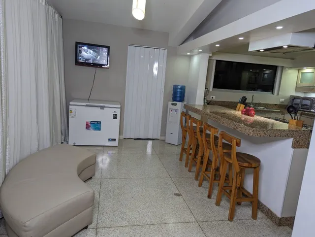 Casa Semi- Amoblada, Urb. Lomas Del Este  Valencia Z18-01 Angel Tovar