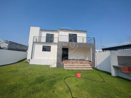 Casa En Venta En Fracc. Real De Oaxtepec Con Alberca Con Jacuzzi Y Amplio Jardín