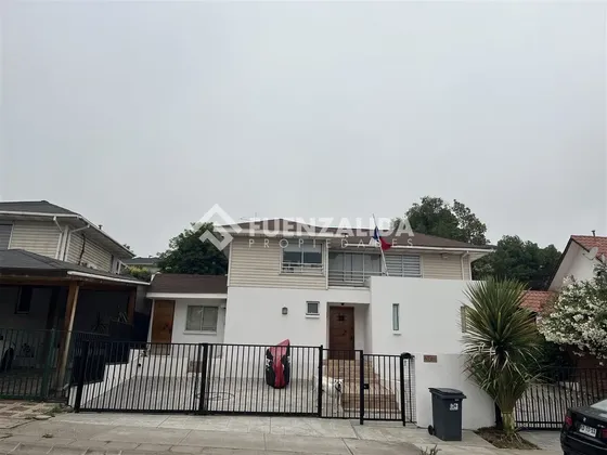 Casa En Venta De 5 Dorm. En La Florida