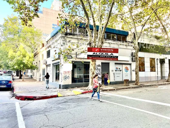 Oportunidad Alquiler De Local Comercial En Esquina Sobre Avenida Gral Rivera Esq Calle M Cassinoni. A 50 Mts Bv Artigas. 95 M2. Planta Baja. No Paga Gastos Comunes. Manzana De La Asociación Española.