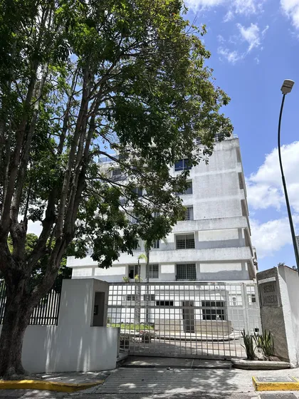 Los Samanes, Apto Duplex, Bello. Cocina Equipada. Iluminado, Fresco, 3 Habitaciones Más Servicio, 3 Baños Más Servicio Más Visita, Calle Cerrada Y Segura, Piscina, Jardines, Puestos Para Visitantes.