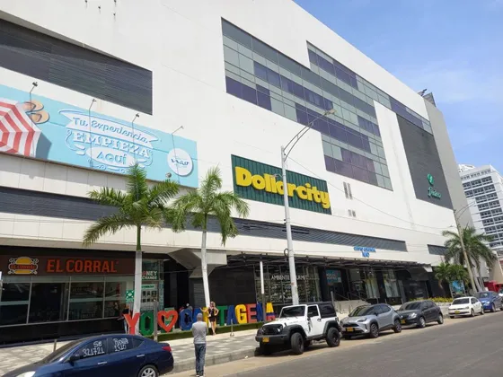 Local Comercial En Excelente Estado De Conservación, Localizado En Centro Comercial De Zona Turística De La Ciudad. Cod. 66662