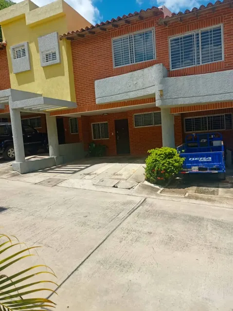 Town House En Venta Urb Mañongo En Obra Blanca  Lh