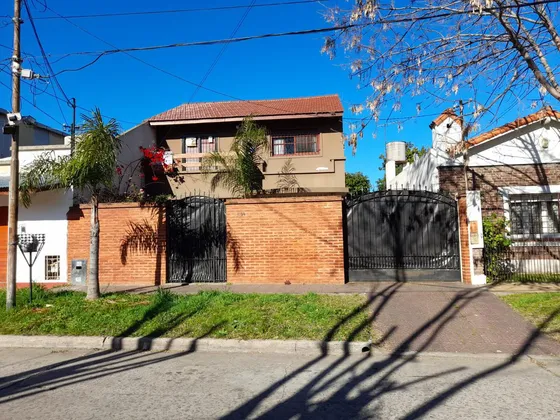 Venta Casa 319m2 Con Patio, Pileta Y Cochera En Don Bosco Quilmes, Apto Credito !!!