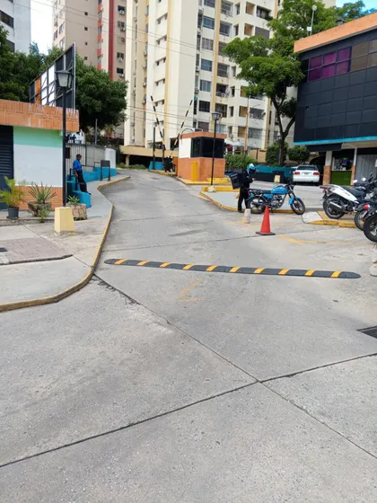 Yuraima Segura Vende Local Comercial En C.c. Las Chimeneas Valencia Estado Carabobo  Planta 100