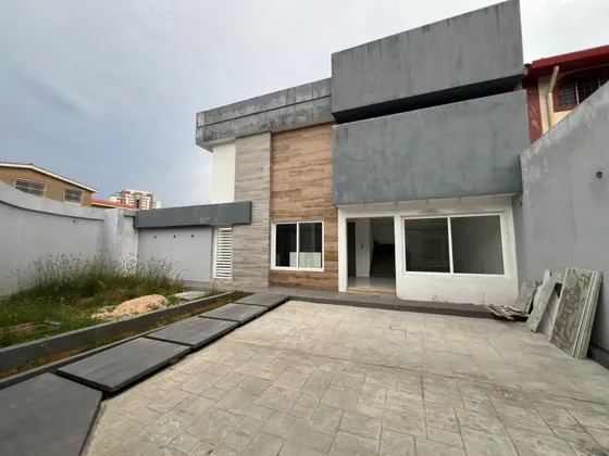 Hermosa Casa En Venta Valencia Urb El Bosque, Moderna, Minimalista. Materiales De Primera, Calle Privada, Doble Anillo De Seguridad (mer)